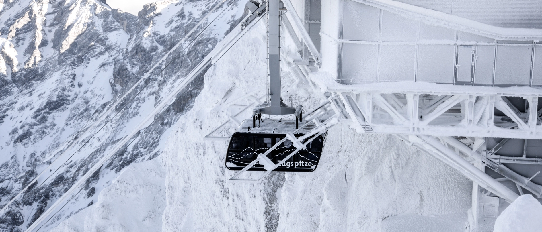 Seilbahn Zugspitze, die verglaste Kabine bietet Platz für 120 Personen Seilbahn Zugspitze, die verglaste Kabine bietet Platz für 120 Personen